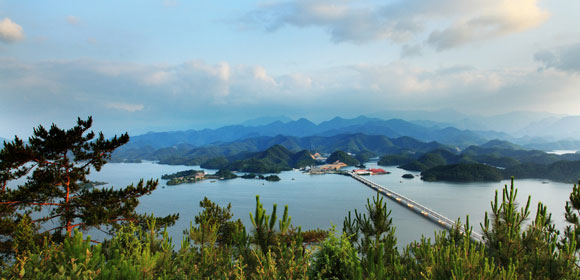 暑假嗨玩千岛湖！七星雪山回旋漂流森林氧吧啤酒小镇希尔顿水上乐园『2晚千岛湖商务酒店』2早2正、升级帝王蟹、纯玩三日